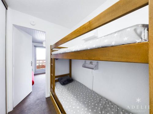une chambre avec deux lits superposés dans une pièce dans l'établissement Studio spacieux 4/6 pers, au pied des pistes, balcon sud-ouest, proche commerces - FR-1-398-639, à Montvalezan