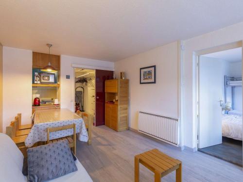 Il comprend un salon avec une cuisine et une chambre. dans l'établissement Appartement 6 pers, 1 chambre, balcons, plein centre station, proche pistes - La Mongie - FR-1-404-335, à La Mongie