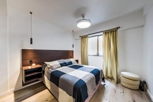 1 dormitorio con cama y aseo en San Luis 61 B Nueva Córdoba enfrente al Paseo del Buen Pastor en Córdoba