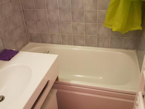 een badkamer met een wit bad en een wastafel bij Appartement Le Biot, 2 pièces, 6 personnes - FR-1-573-56 in Le Biot