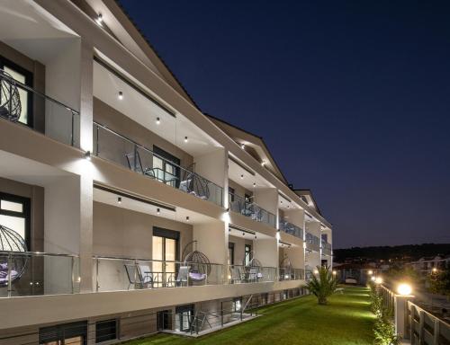 una vista exterior de un edificio por la noche en San Giorgio Apartments Nikiti, en Nikiti