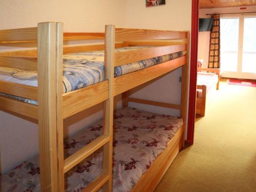 a couple of bunk beds in a room at Appartement Les Orres, 1 pièce, 4 personnes - FR-1-322-470 in Les Orres