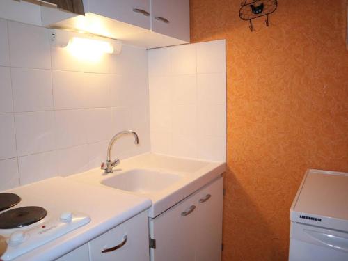 a white kitchen with a sink and a stove at Appartement Les Orres, 1 pièce, 4 personnes - FR-1-322-470 in Les Orres