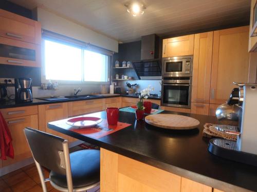 Photo de la galerie de l'établissement Grande Maison 3* avec Jardin Clos, à 5 min de la Mer - Proche Quimper et Fouesnant - FR-1-481-99, à Pleuven