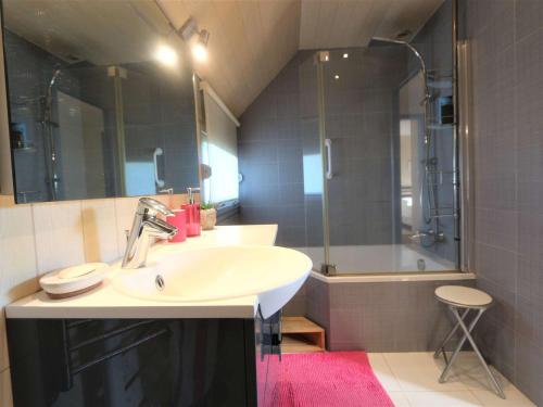 Pleuven的住宿－Maison Pleuven, 7 pièces, 7 personnes - FR-1-481-99，浴室配有白色水槽和淋浴。