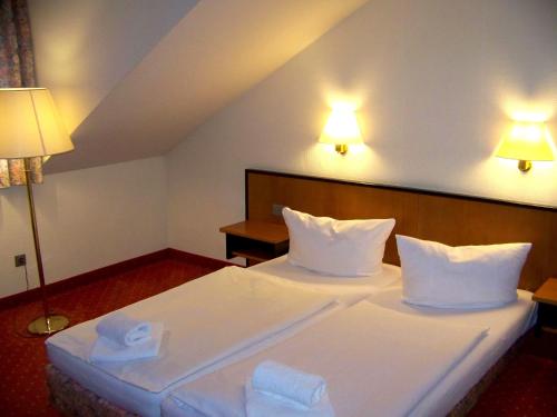 Hotel Amadeus ROYAL Berlin tesisinde bir odada yatak veya yataklar
