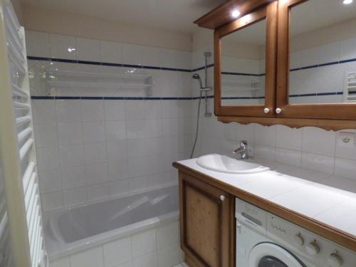 une salle de bain avec un lavabo et une machine à laver dans l'établissement Magnifique T2 58m², centre Chinaillon, proche pistes, balcon ouest, parking, 3 étoiles - FR-1-458-156, au Grand-Bornand