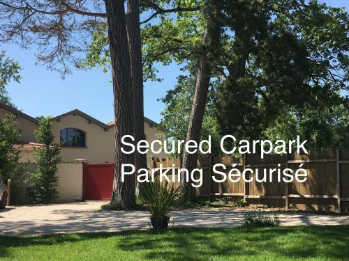 a yard with a fence and the words secured carpark parking sequence at Aux Tourelles 1888 - tres proche Lyon in Tassin-la-Demi-Lune