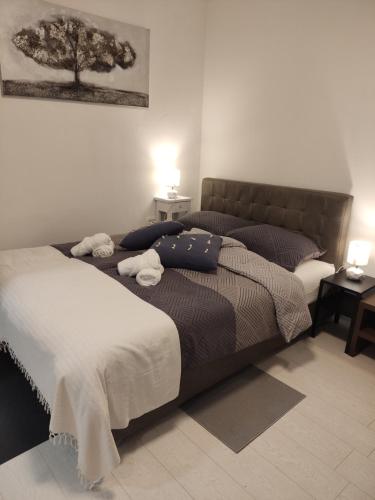 sypialnia z 2 łóżkami i ręcznikami w obiekcie Room Marija w Zagrzebiu