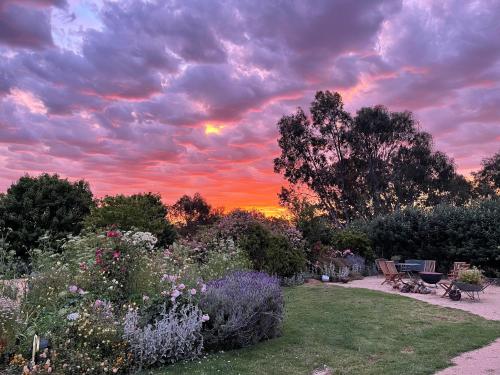 Un jardín fuera de River Gardens Axedale Pet Friendly Farmstay B&B