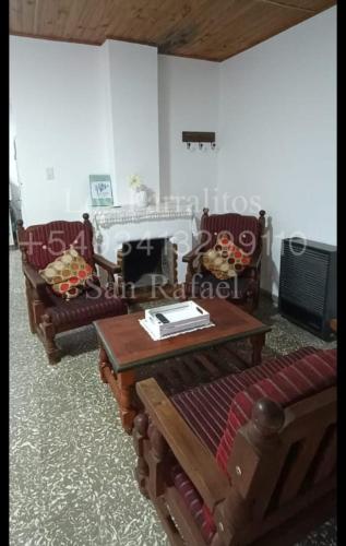 Sala de estar con sofás y mesa de centro en Los Parralitos casa en San Rafael en San Rafael