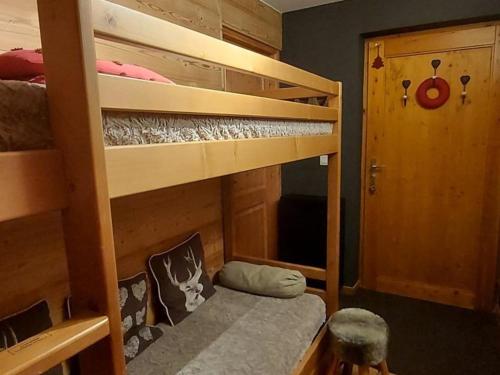 Pokój z 2 łóżkami piętrowymi i drzwiami w obiekcie À louer 2 pièces au pied des pistes, déco soignée, parking - FR-1-573-101 w mieście Saint-Jean-dʼAulps