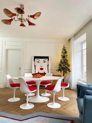 a living room with a table and chairs and a christmas tree at Appartement luxueux hyper centre de Strasbourg in Strasbourg