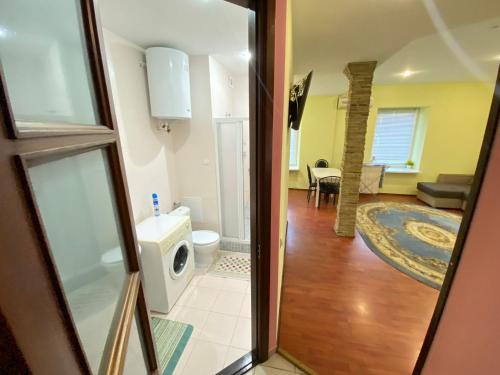 łazienka z toaletą i salon w obiekcie White New Apartments Ultracentral 2-rooms in the Heart Chisinau w Kiszyniowie