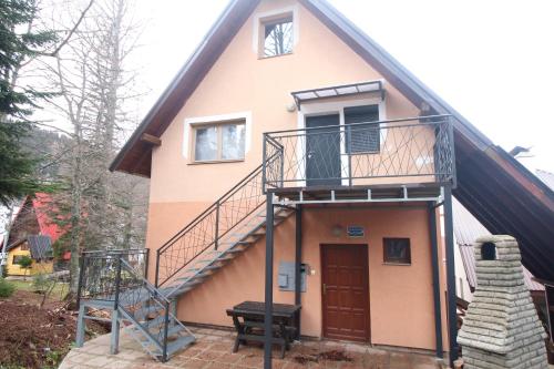 una casa con una escalera al frente en Apartment Lothlórien Jahorina, en Jahorina