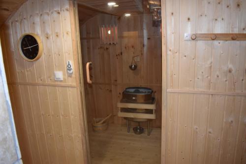 Habitación pequeña con paredes de madera y suelo de madera. en LA DEMEURE DE LA JUINE, en Morigny-Champigny