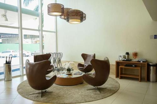 ein Esszimmer mit Stühlen, einem Tisch und einem Tisch in der Unterkunft Linhares Design Hotel in Linhares