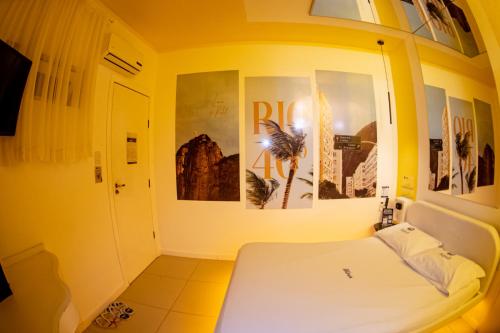 a room with a bed and posters on the wall at Motel Nix in Santa Maria