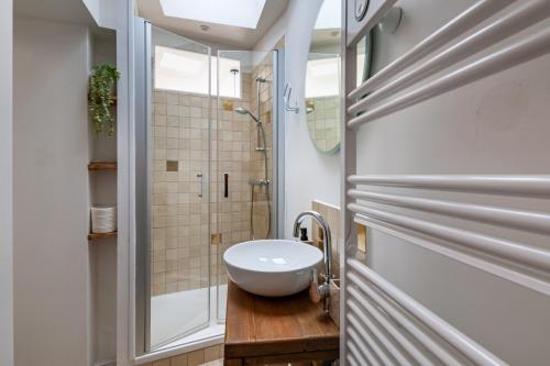 une salle de bain avec un lavabo et une douche dans l'établissement La Petite Cordonnerie, à Honfleur