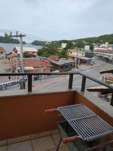 balcón con mesa y vistas a la ciudad en Residencial Com. Dória, en Bombinhas