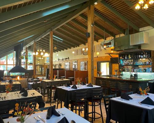 a restaurant with tables and chairs and a bar at Shasta Inn in Mount Shasta