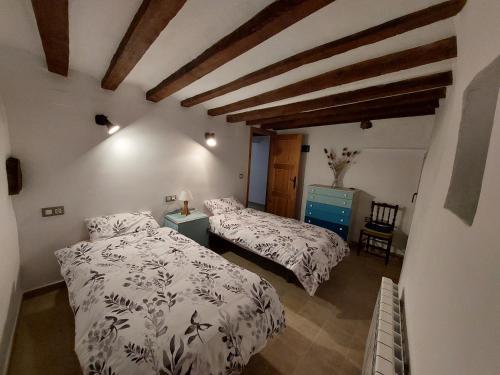 1 dormitorio con 2 camas y vestidor azul en Ca La Abuela, en Requena