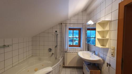 キルヒベルク・イン・チロルにあるHaus Monikaの白いバスルーム(バスタブ、シンク付)
