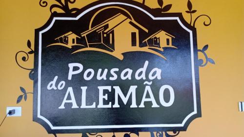 ein Tafelschild, das possada do albuquerque liest in der Unterkunft Pousada do Alemão - Cananéia in Cananéia