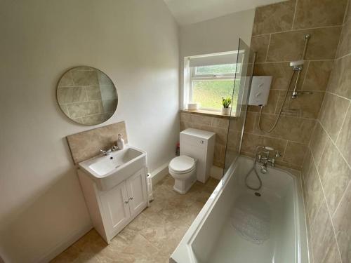 Vannituba majutusasutuses Idyllic Whitby Cottage, with sea views, sleeps 6