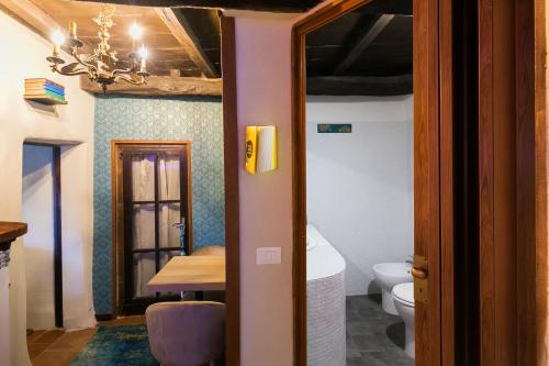カルカータにあるOpera Suites - Le notti biancheのバスルーム(トイレ、テーブル付)が備わる客室です。