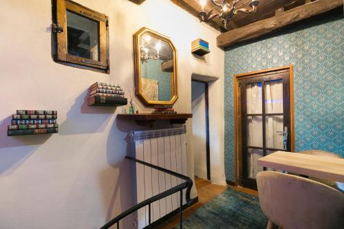 een kamer met een trap met een spiegel en een trap bij Opera Suites - Le notti bianche in Calcata