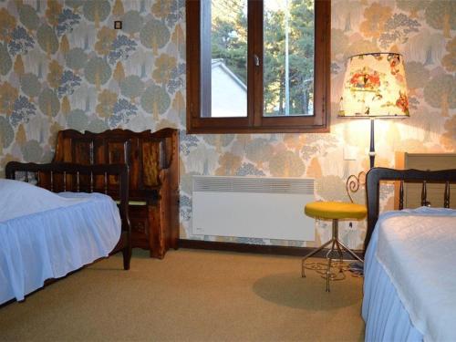 une chambre avec deux lits et une lampe et une fenêtre dans l'établissement Appartement 3P pour 6 pers avec parking et cuisine équipée, exposé plein sud, près du golf - FR-1-580-32, à Font-Romeu-Odeillo-Via