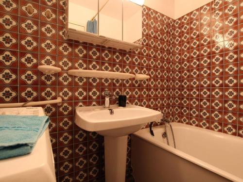 ein Badezimmer mit einem Waschbecken, einem WC und einer Badewanne in der Unterkunft Appartement Vallouise, 1 pièce, 4 personnes - FR-1-330G-126 in Puy-Saint-Vincent