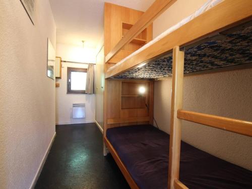 einen Flur mit 2 Etagenbetten in einem Zimmer in der Unterkunft Appartement Vallouise, 1 pièce, 4 personnes - FR-1-330G-126 in Puy-Saint-Vincent