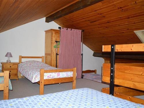 A bed or beds in a room at Chalet Bolquère-Pyrénées 2000, 3 pièces, 7 personnes - FR-1-592-27