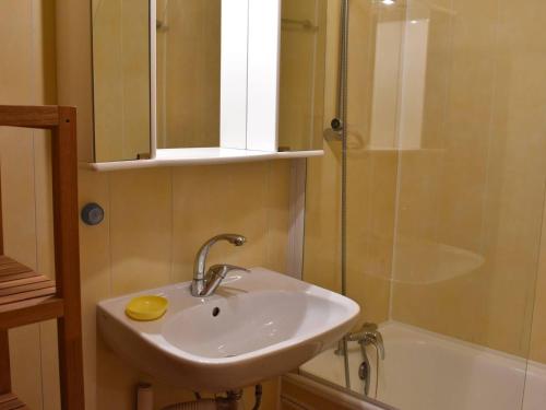 une salle de bain avec un lavabo et une douche dans l'établissement Méribel: Appartement cosy 2 pièces, 4 pers, proche télésiège et commerces - FR-1-180-551, à Les Allues