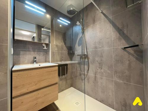 een badkamer met een douche en een wastafel bij Westhinder 605 in De Panne