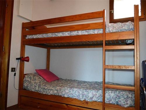 1 Schlafzimmer mit 2 Etagenbetten und einem roten Kissen in der Unterkunft Appartement Font-Romeu-Odeillo-Via, 2 pièces, 6 personnes - FR-1-580-30 in Font Romeu Odeillo Via