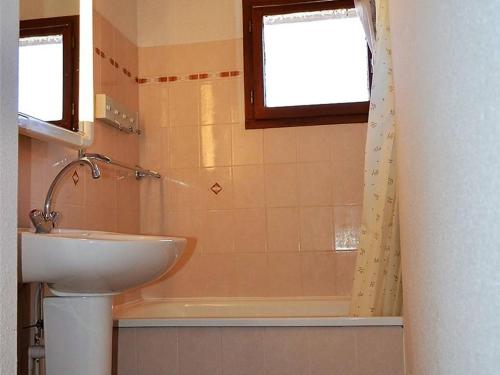 ein Bad mit einem Waschbecken, einer Dusche und einem WC in der Unterkunft Appartement Font-Romeu-Odeillo-Via, 2 pièces, 6 personnes - FR-1-580-30 in Font Romeu Odeillo Via