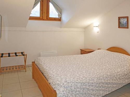 1 dormitorio con cama y ventana en Appartement Les Orres, 4 pièces, 8 personnes - FR-1-322-417 en Les Orres