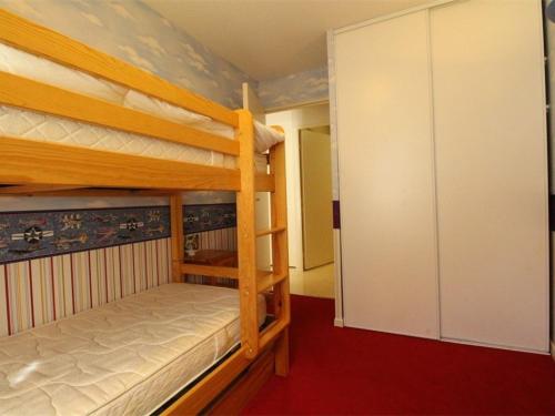 a bedroom with two bunk beds and a closet at Appart. central 6/7 pers. à Bagnères-de-Luchon avec parking et animaux admis - FR-1-313-171 in Luchon