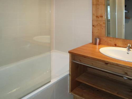 a bathroom with a sink and a shower and a tub at Appartement Les Orres, 4 pièces, 8 personnes - FR-1-322-417 in Les Orres