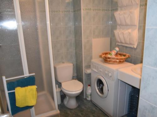 La salle de bains est pourvue de toilettes et d'un lave-linge. dans l'établissement Duplex 3 pièces 6 pers sous les toits avec balcon et garage - Montgenèvre - FR-1-266-163, à Montgenèvre