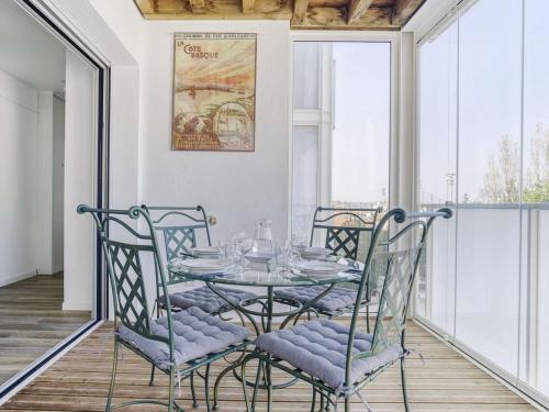 Photo de la galerie de l'établissement Charmant Appart 3* en Centre-ville avec Double Loggia, Wifi et Box - Tout à Pied! - FR-1-4-586, à Saint-Jean-de-Luz