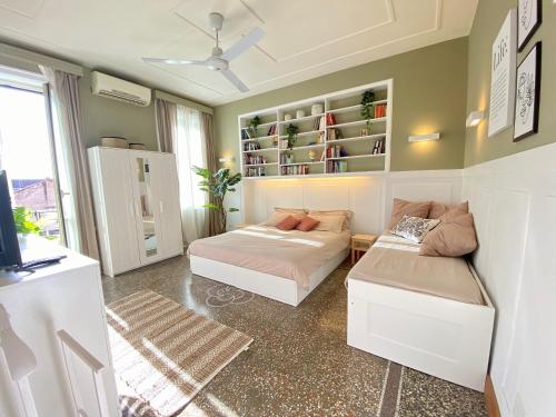 1 dormitorio con cama, sofá y estanterías en La Casa di Miele - Center Rome apartment, en Roma