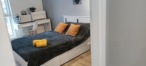 Кровать или кровати в номере Apartament przy Fabrycznym