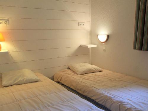 Säng eller sängar i ett rum på Appartement Vars, 3 pièces, 8 personnes - FR-1-330B-169