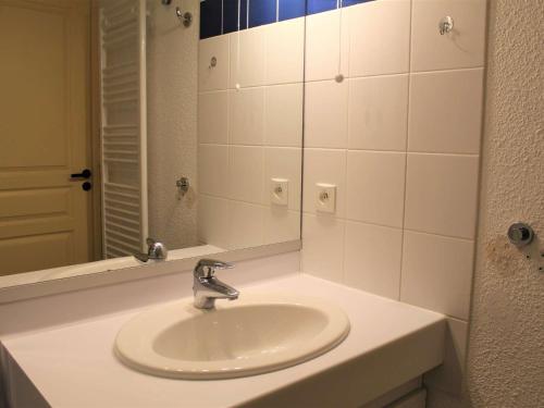 une salle de bain blanche avec un lavabo et un miroir dans l'établissement Appartement 3 pièces - 8 couchages - Proche pistes et commerces à Vars Les Claux - FR-1-330B-169, à Vars