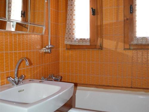 La salle de bains est pourvue d'un lavabo blanc et d'une baignoire. dans l'établissement Chalet Bolquère-Pyrénées 2000, 3 pièces, 6 personnes - FR-1-592-5, à Bolquère-Pyrénées 2000