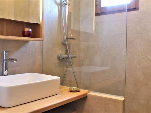 une salle de bain avec un lavabo blanc et une douche dans l'établissement Appartement mezzanine 6 couchages, pied de pistes, Risoul - FR-1-330-507, à Risoul